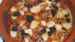 Recepta de cuina de Guisat de botifarra amb bolets , patates i olivada